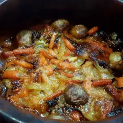 Гювеч с месо и доматено пюре