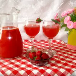 Свежа лимонада с ягоди и газирана вода