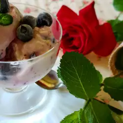 Десерт с боровинки и сладолед