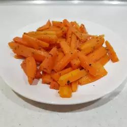 Задушени моркови с масло