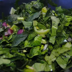 Зелена салата с лук