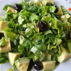 Зелена салата с авокадо и сок от нар