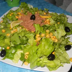 Зелена салата с риба тон и маслини