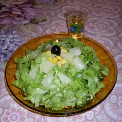 Зелена салата с ананас и царевица