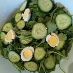 Зелена салата с пъдпъдъчи яйца