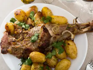 Празнично агнешко бутче с пресни картофи