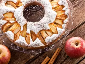 Руски кекс с касис и ябълки
