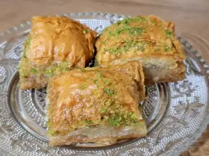 Баклава с шамфъстък и орехи