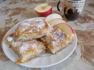 Сладка баница с ябълка и канела