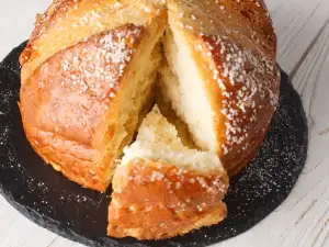 Пухкава сладка питка за Великден (Mouna)
