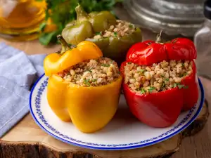 Пълнени чушки с булгур и кайма по гръцки