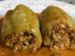 Пълнени чушки с ориз и корени за супа