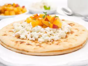 Шарлотка от палачинки и праскови
