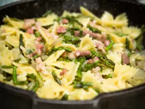 Фарфале с бекон и аспержи