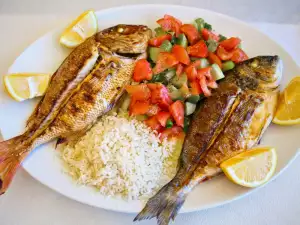 Печена риба с лимонов пилаф с касис