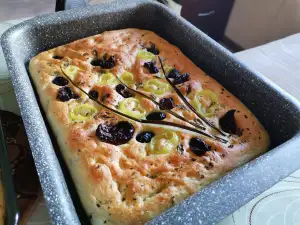 Фокача от спелта с маслини и сушени домати