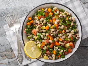 Гръцка бобена салата