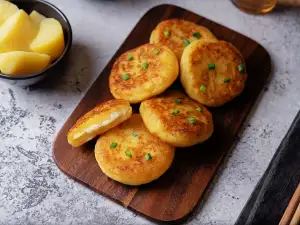 Бързи картофени кюфтета с пълнеж