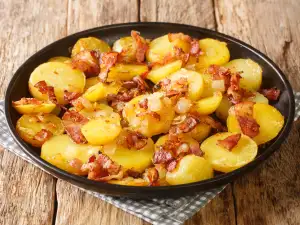 Картофи с бекон и лук
