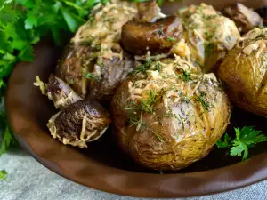 Печени картофи с гъби, кашкавал и копър