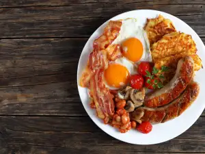 Класическа английска закуска с яйца и бекон