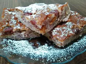 Сладкиш с компоти от череши и праскови