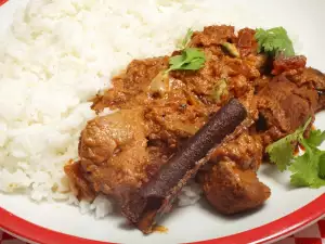 Яхния със сливи и канела