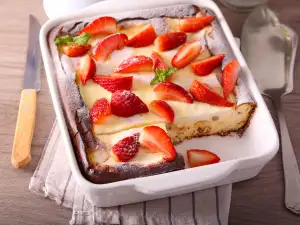 Лек сладкиш с извара, стафиди и пресни ягоди