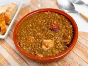 Домашна леща с колбас - топла и засищаща