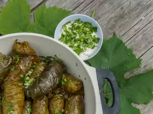 Агнешки сарми с лозови листа