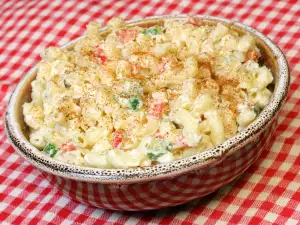 Салата с ротини, майонеза и кисело мляко