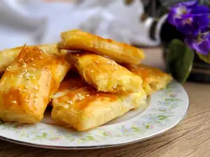 Малки банички със сирене и готови кори