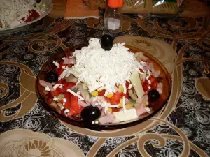 Засищаща салата с шунка и кашкавал