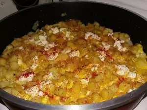 Пържени картофи с яйца и сирене