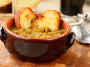 Грах с масло и крутони