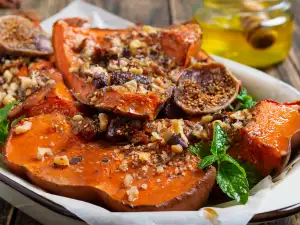 Печена тиква с ядки, мед и сушени плодове