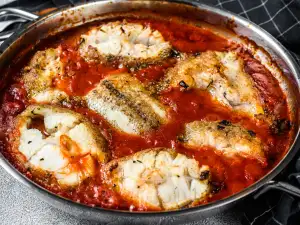 Печен хек с доматен сос - сочен и ароматен