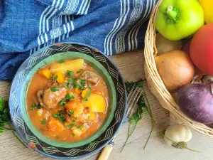 Пилешка яхния с картофи и моркови