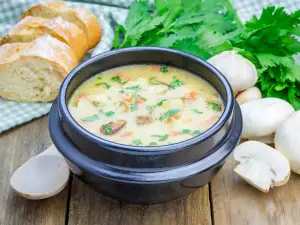 Домашна супа с пиле и гъби