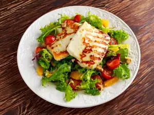 Салата с халуми, портокал и ядки