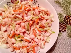 Бобена салата със зеле и моркови