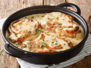 Сочни свински пържоли в кадифен сос