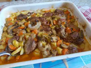 Свинско с картофи, гъби и моркови