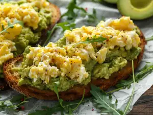 Тост с авокадо и бъркани яйца
