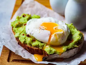 Лек и здравословен тост с авокадо и яйце