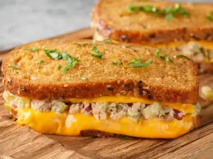 Класически Туна Мелт сандвичи