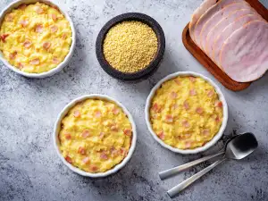 Пухкава запеканка с просо и шунка