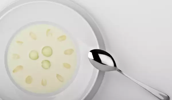 Бадемова супа с прясно мляко
