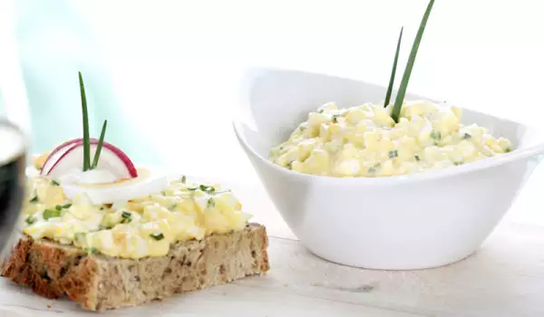 Филийки с яйца и сирене