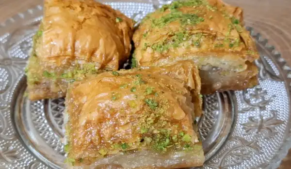 Баклава с шамфъстък и орехи